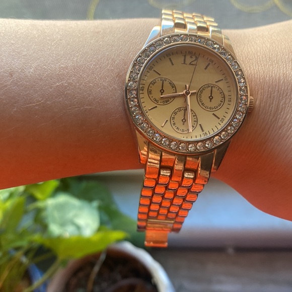 Womens rose gold colored watch - Picture 3 of 3